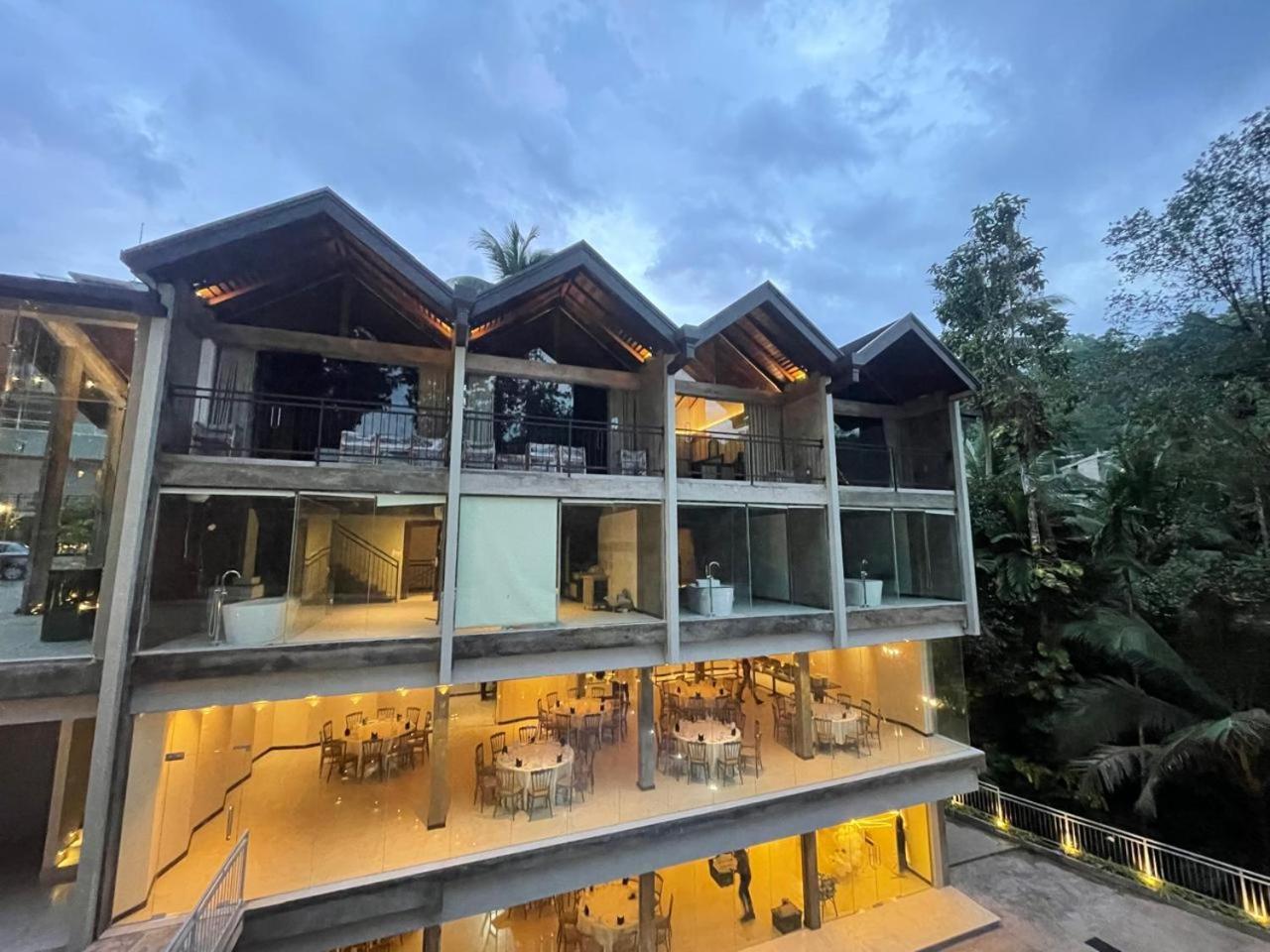 Hotel Grand Amanee Ratnapura Buitenkant foto