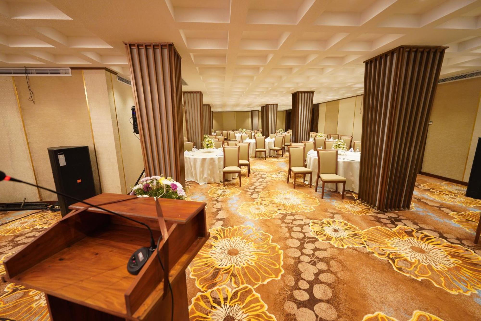 Hotel Grand Amanee Ratnapura Buitenkant foto