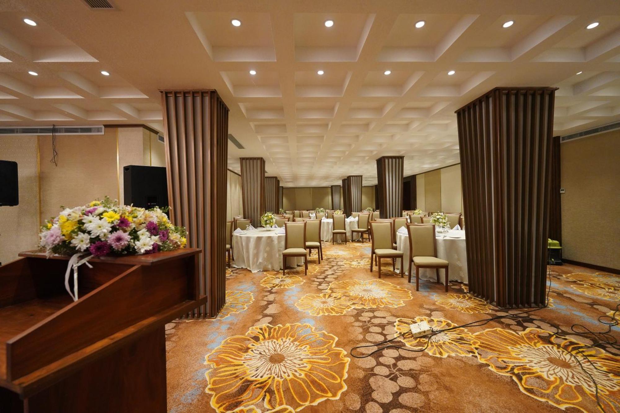 Hotel Grand Amanee Ratnapura Buitenkant foto